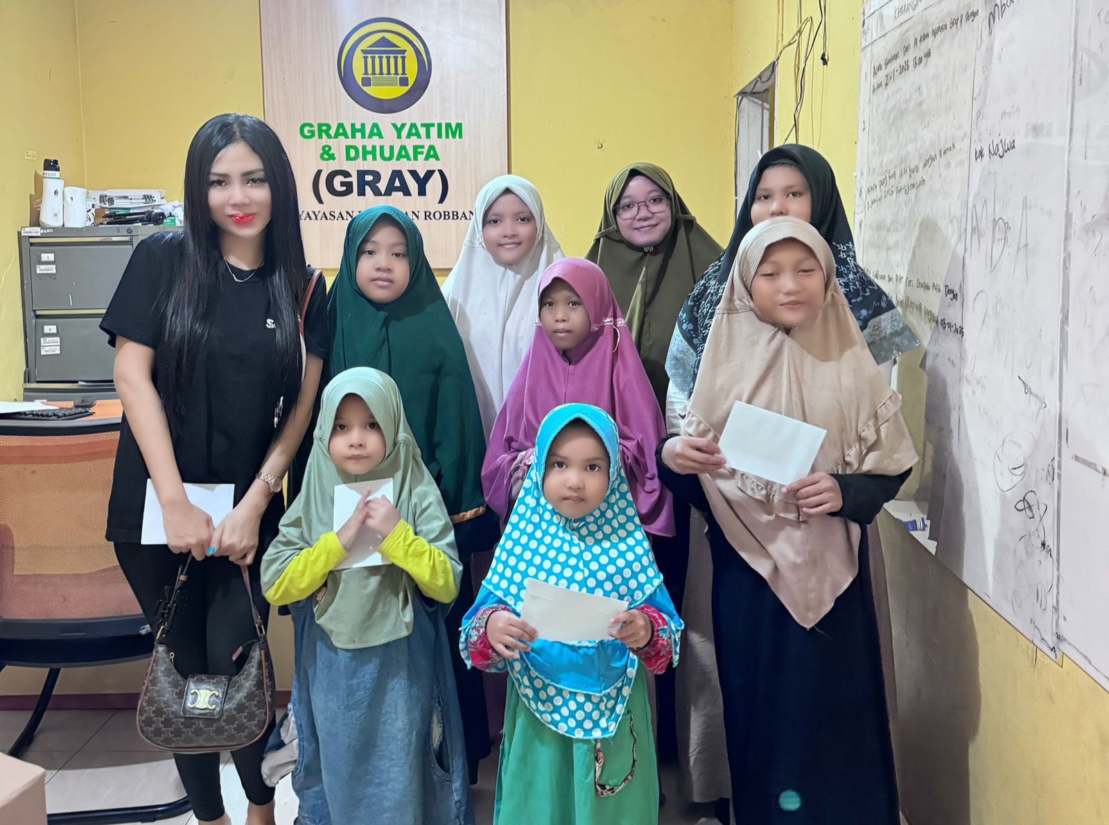 Selebgram Beby Callistaa Berbagi Ke Anak-anak Yatim Piatu Di Yayasan Harapan Robbani: Tahun Baru, Nama Baru,Rejeki Baru